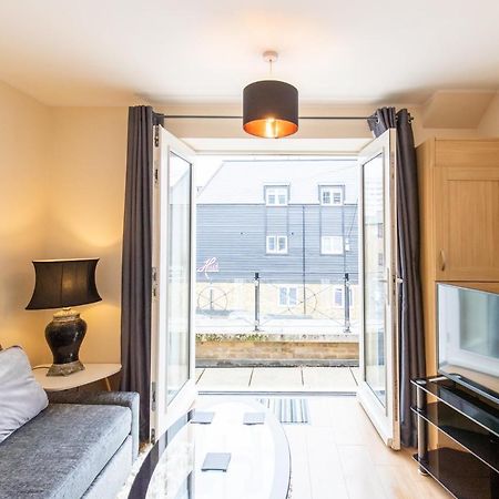 1-Bedroom Apartment With Balcony, Hoddesdon Bagian luar foto