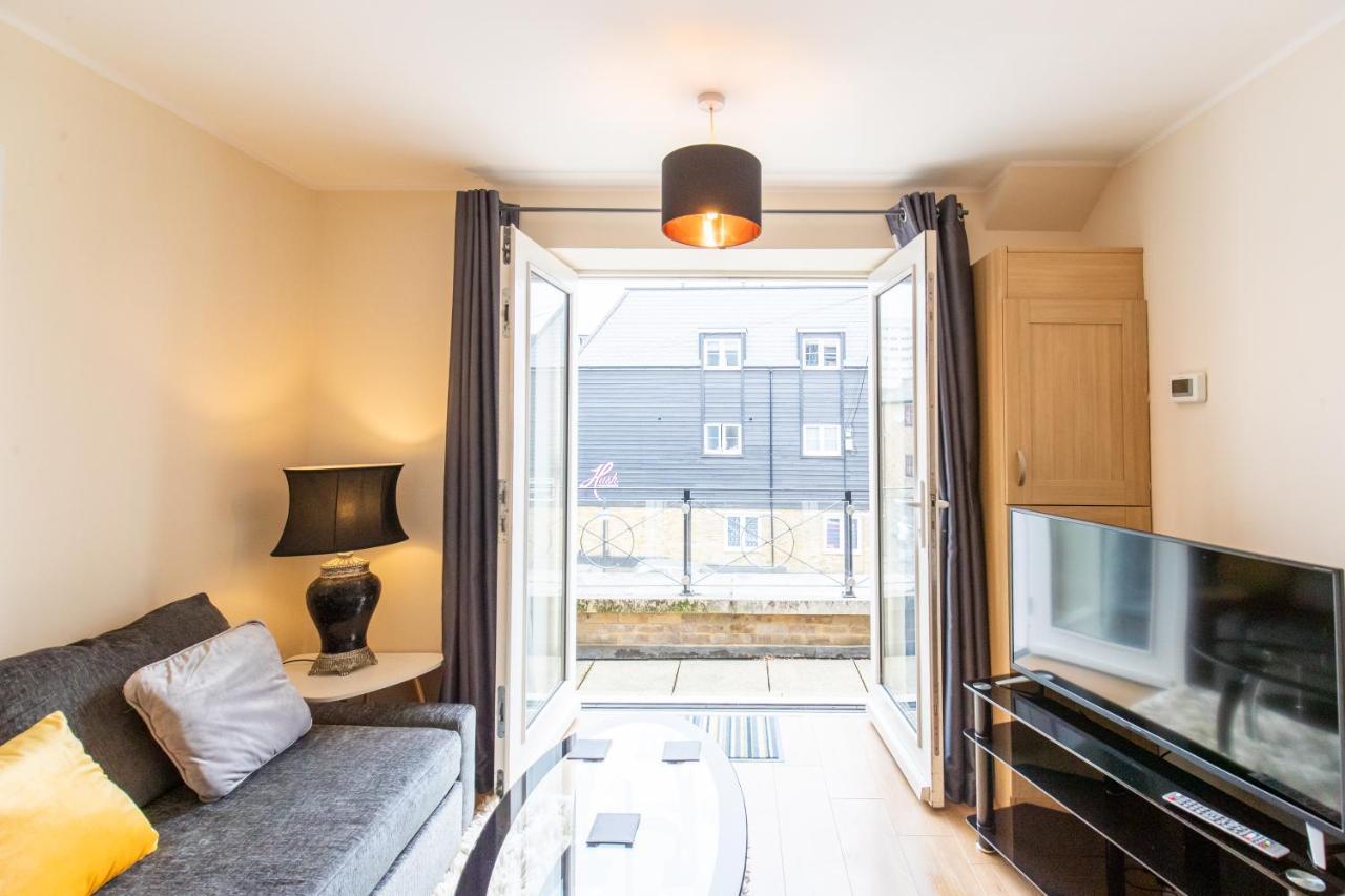 1-Bedroom Apartment With Balcony, Hoddesdon Bagian luar foto