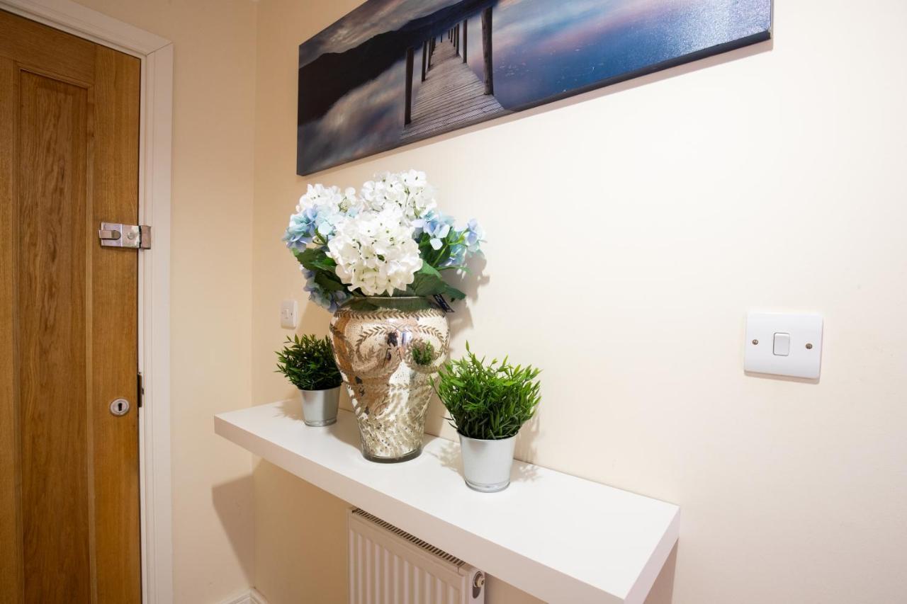 1-Bedroom Apartment With Balcony, Hoddesdon Bagian luar foto