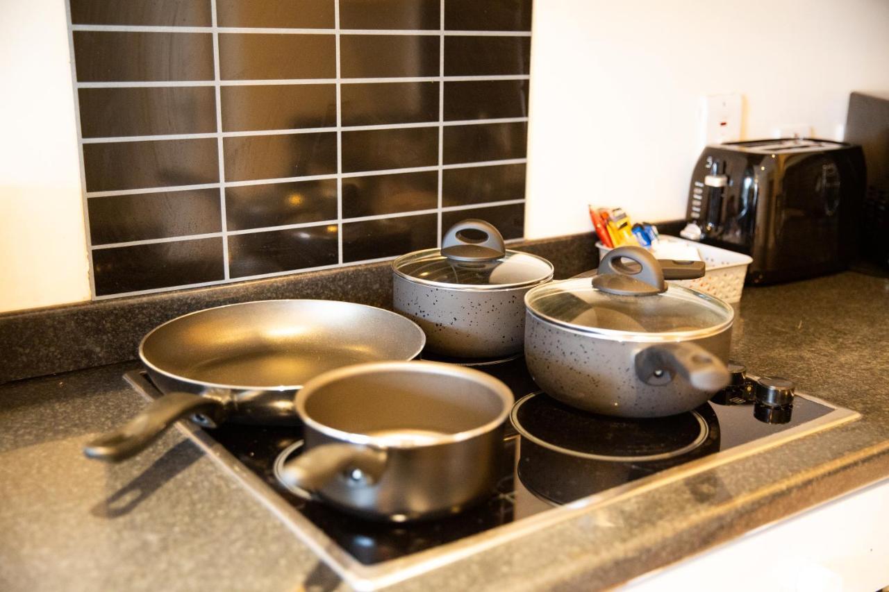 1-Bedroom Apartment With Balcony, Hoddesdon Bagian luar foto