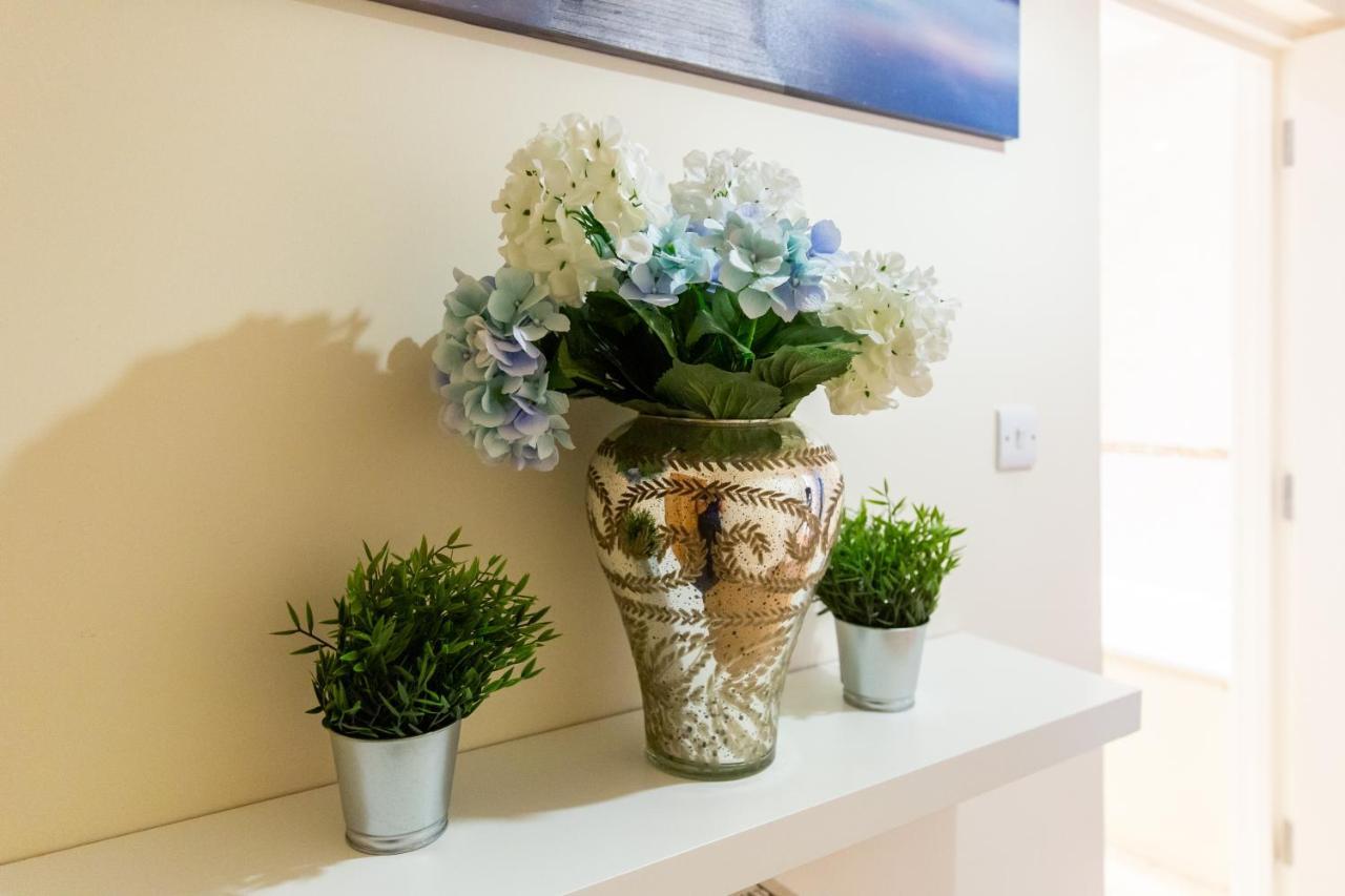 1-Bedroom Apartment With Balcony, Hoddesdon Bagian luar foto