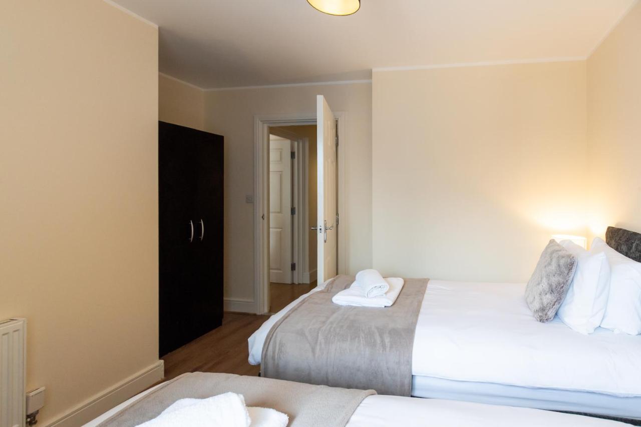1-Bedroom Apartment With Balcony, Hoddesdon Bagian luar foto
