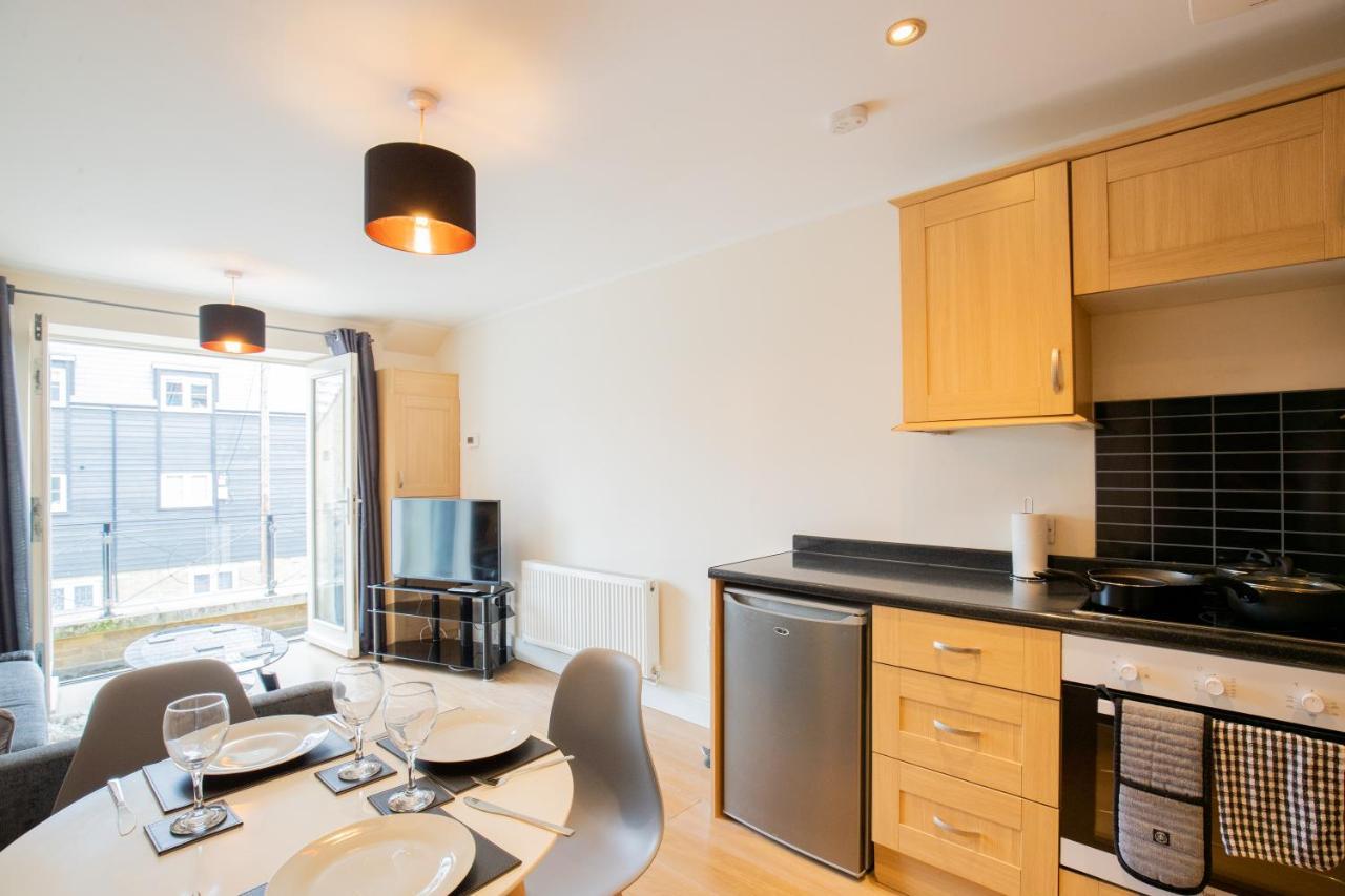 1-Bedroom Apartment With Balcony, Hoddesdon Bagian luar foto
