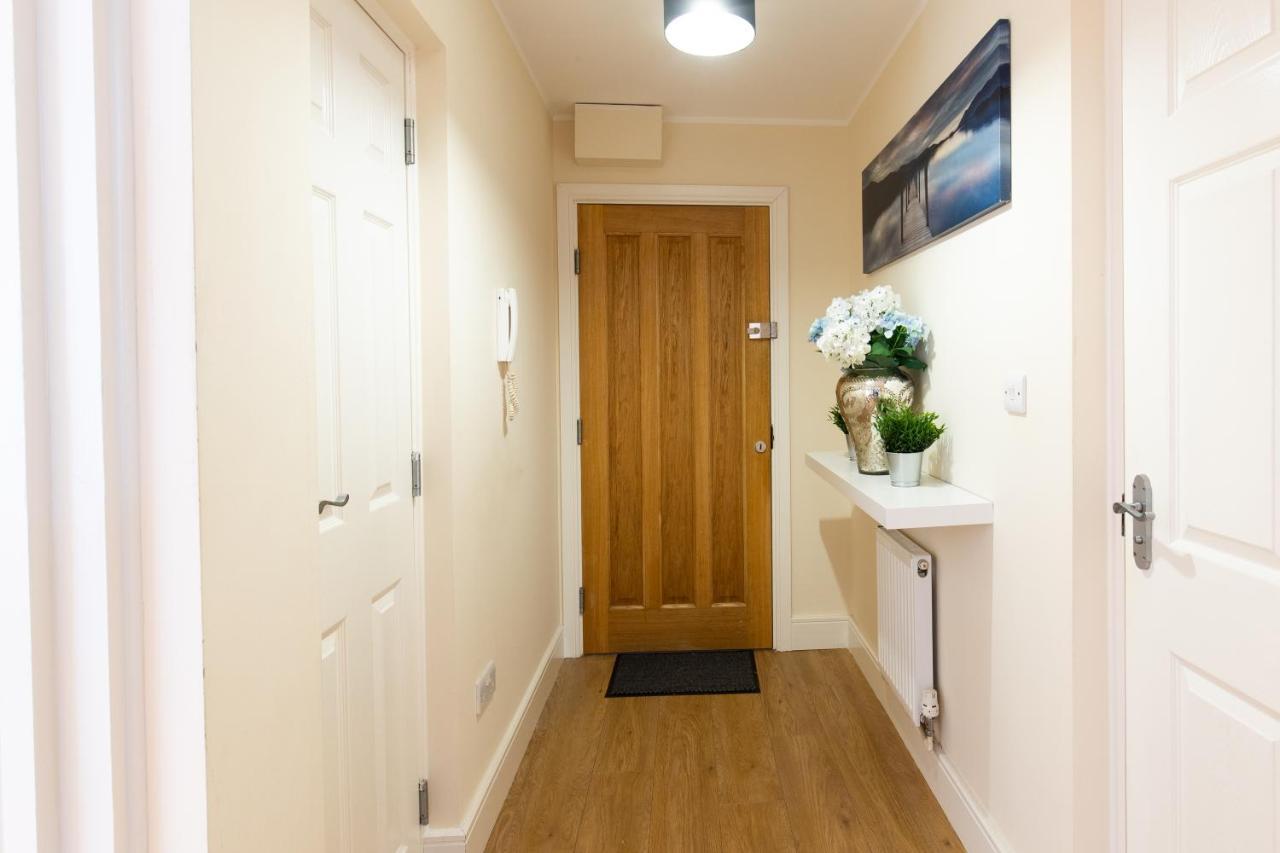 1-Bedroom Apartment With Balcony, Hoddesdon Bagian luar foto