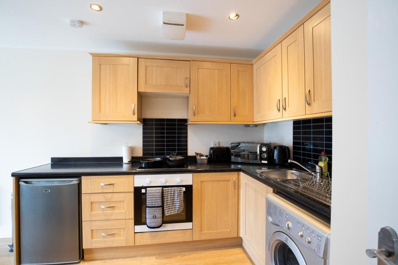 1-Bedroom Apartment With Balcony, Hoddesdon Bagian luar foto