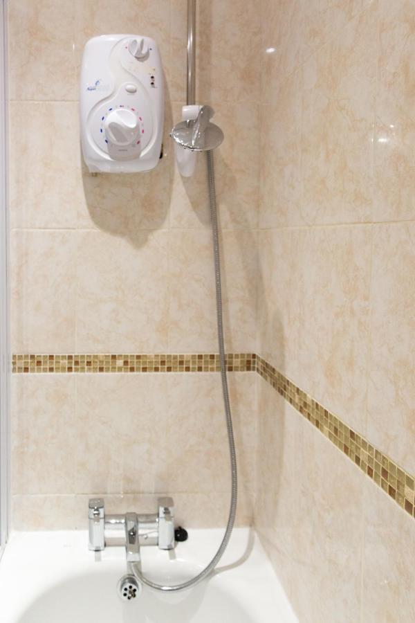 1-Bedroom Apartment With Balcony, Hoddesdon Bagian luar foto