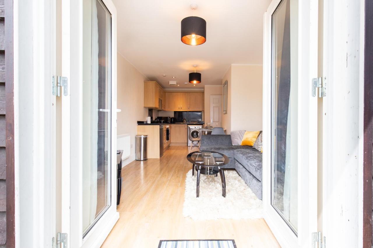 1-Bedroom Apartment With Balcony, Hoddesdon Bagian luar foto