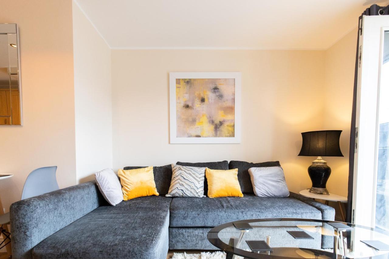 1-Bedroom Apartment With Balcony, Hoddesdon Bagian luar foto