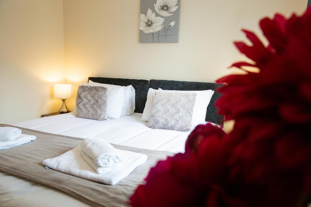 1-Bedroom Apartment With Balcony, Hoddesdon Bagian luar foto