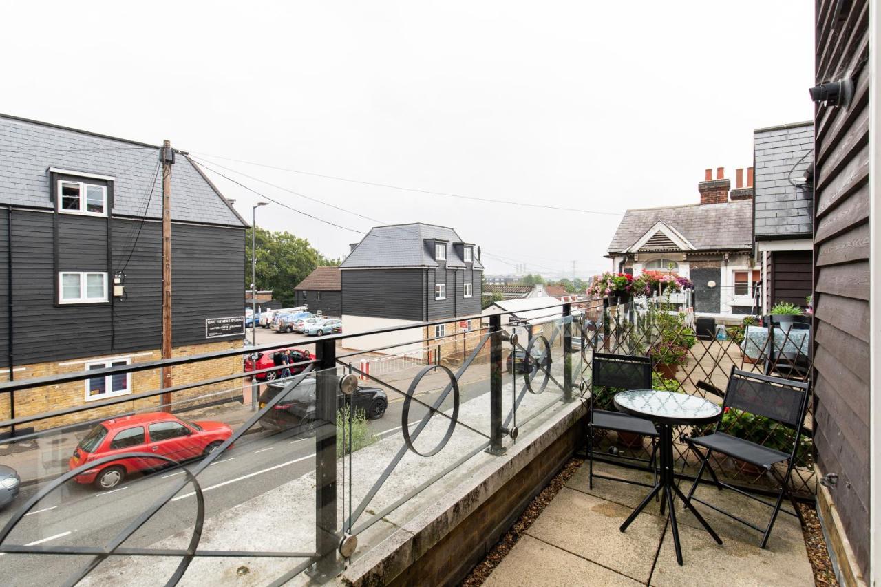 1-Bedroom Apartment With Balcony, Hoddesdon Bagian luar foto