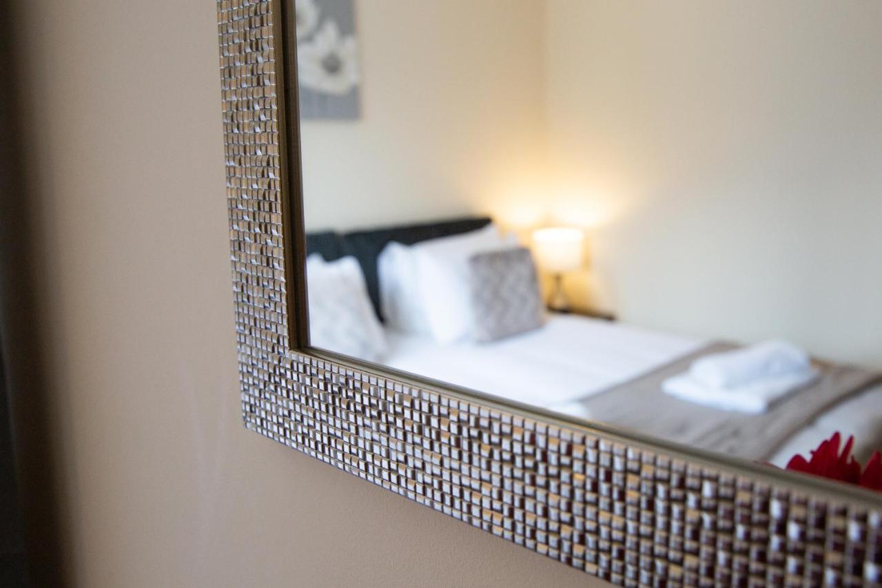1-Bedroom Apartment With Balcony, Hoddesdon Bagian luar foto